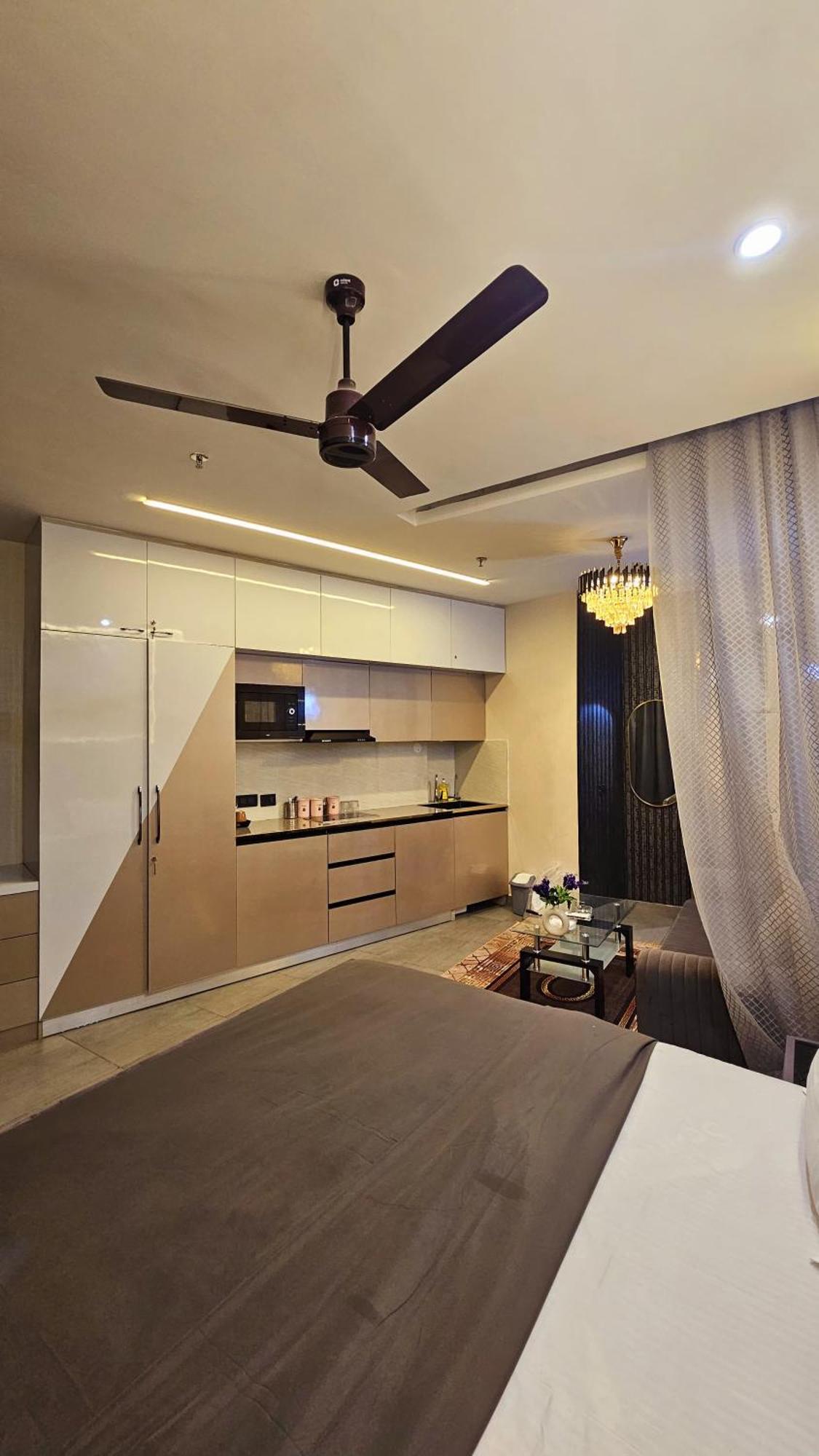 Infinity Luxe - 40th Floor Apartment New Delhi